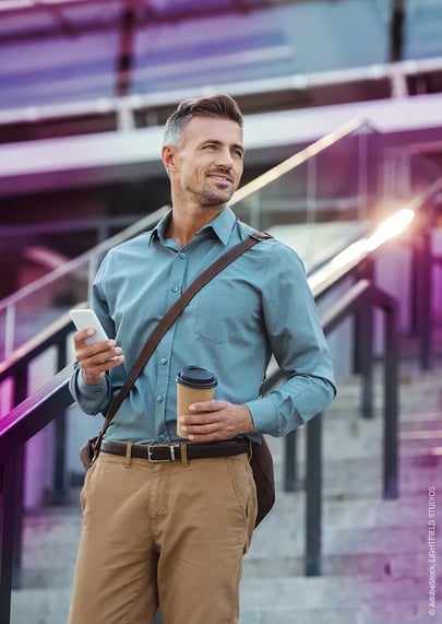 Mann mit Smartphone und Kaffebecher